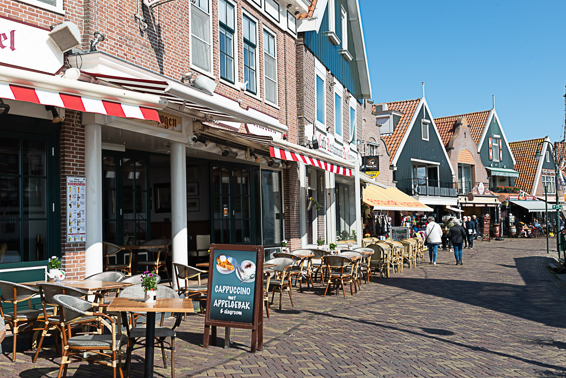 Die Hafenpromenade in Volendam.  Foto: Volker Ammann