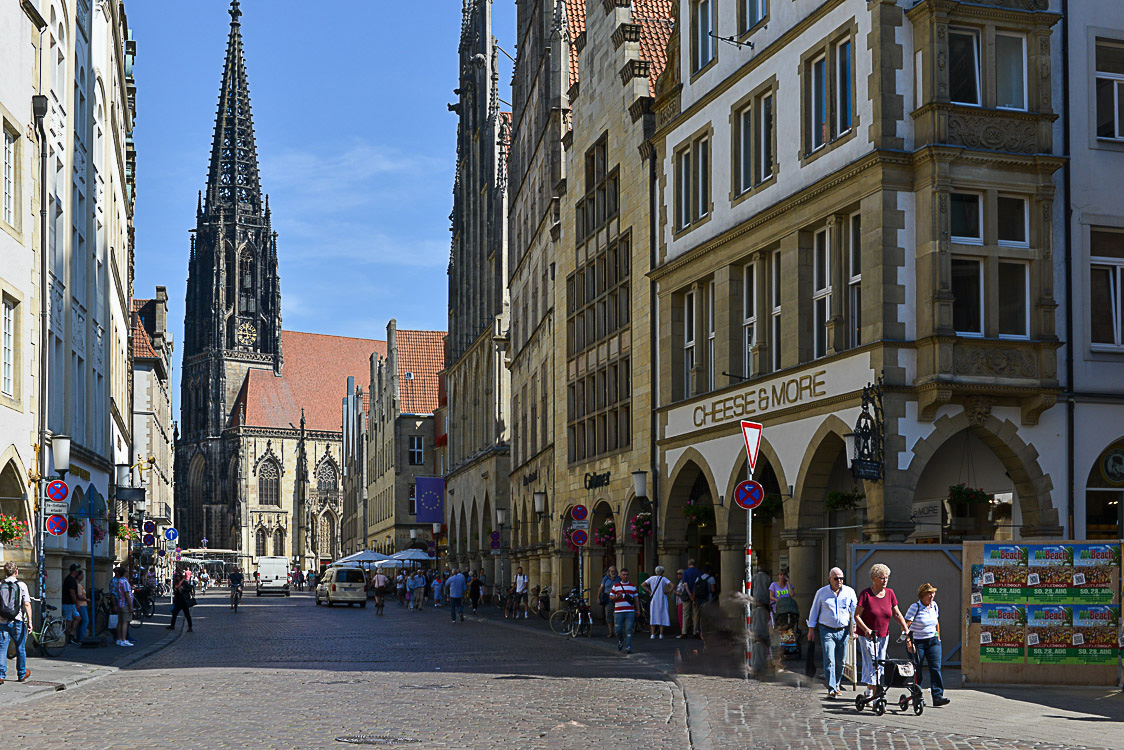 Die Lampertikirche  hat hoch am Turm drei Eisenkörbe, in denen der siegreiche Bischof die sterblichen Überreste dreier Täuferanführer ausstellte – zum Zwecke der Abschreckung. Foto: c/o Volker Ammann