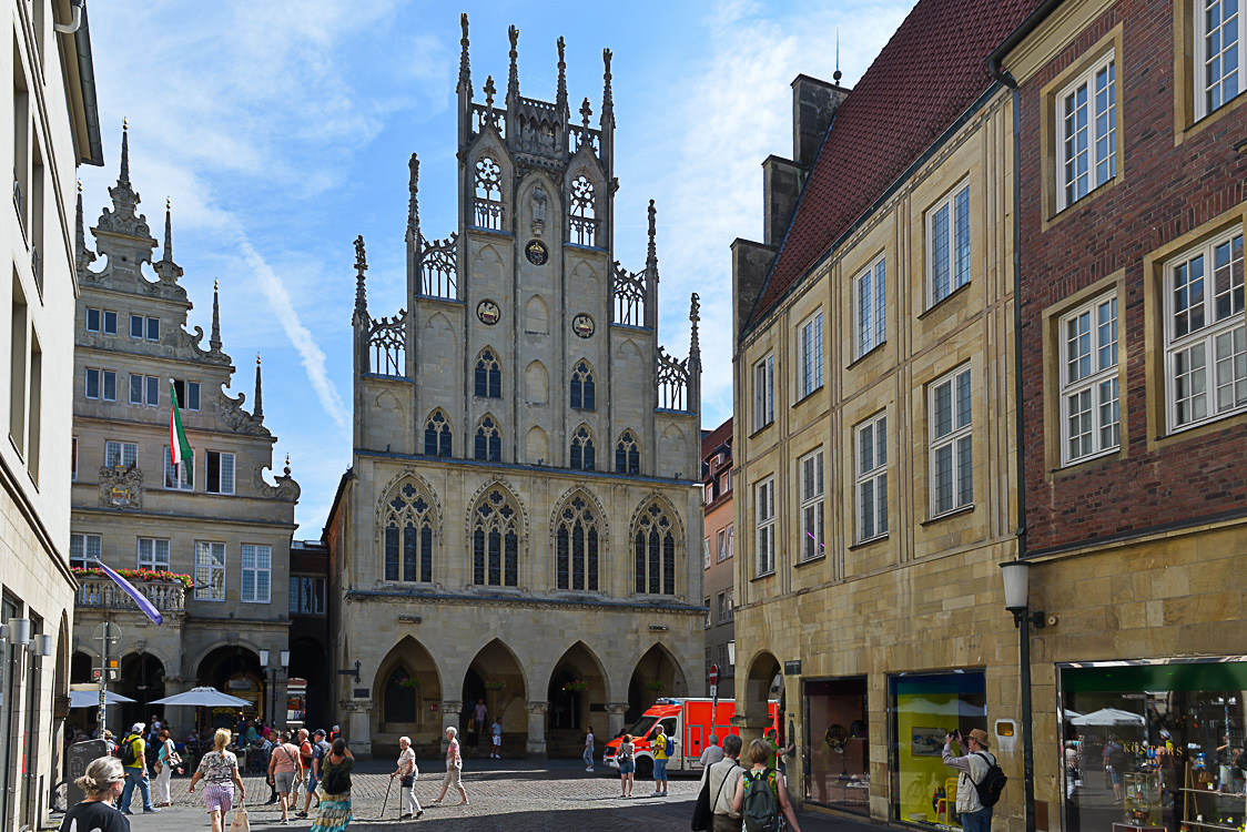 DSC_4654 Das nach Kriegszerstörungen wiederaufgebaute Rathaus zeugt mit seinem Friedenssaal von einem welthistorischen Moment - hier wurde nach zähen Verhandlungen mit dem Westfälischen Frieden von 1648 der 30jährige Krieg beendet. Foto: c/o Volker Ammann