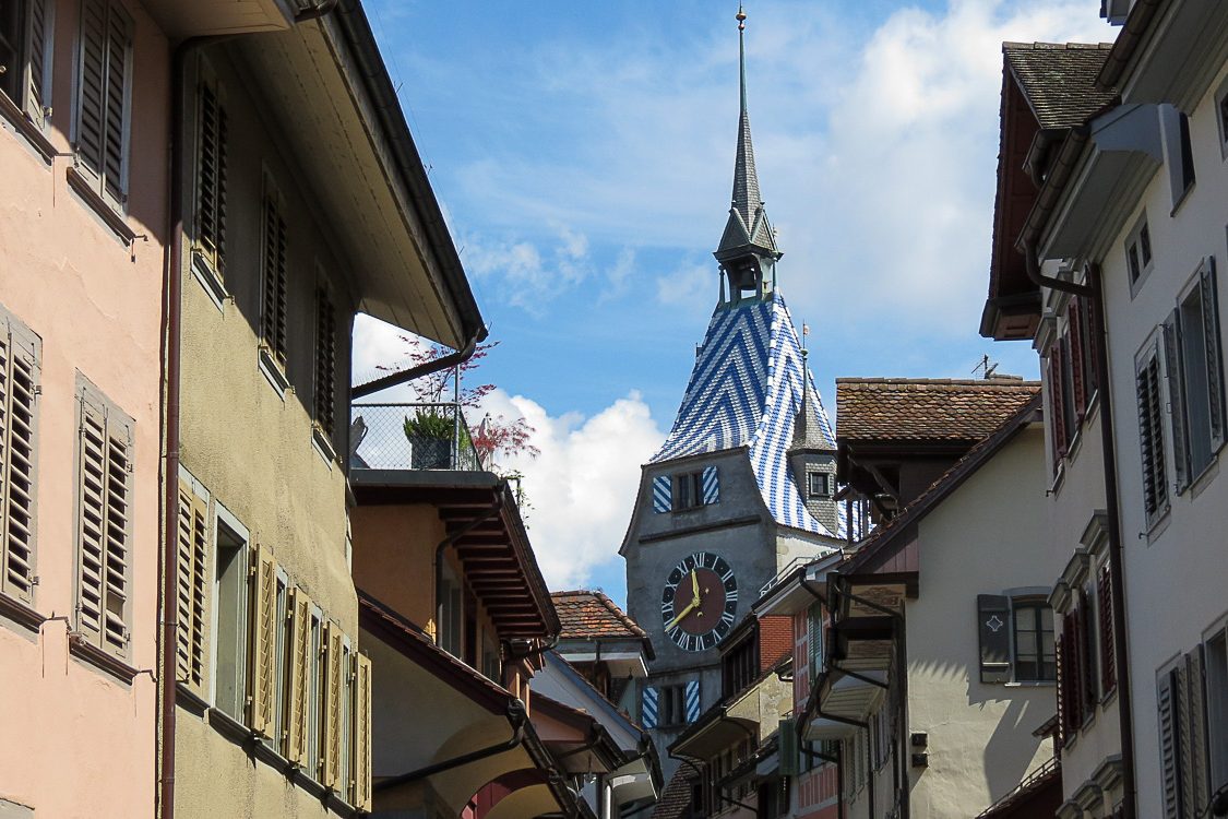 Kirchturm in Zug. Hier unterhalten aus steuerlichen Gründen viele Firmen Briefkästen. Foto: c/o Pixabay, MPMPix