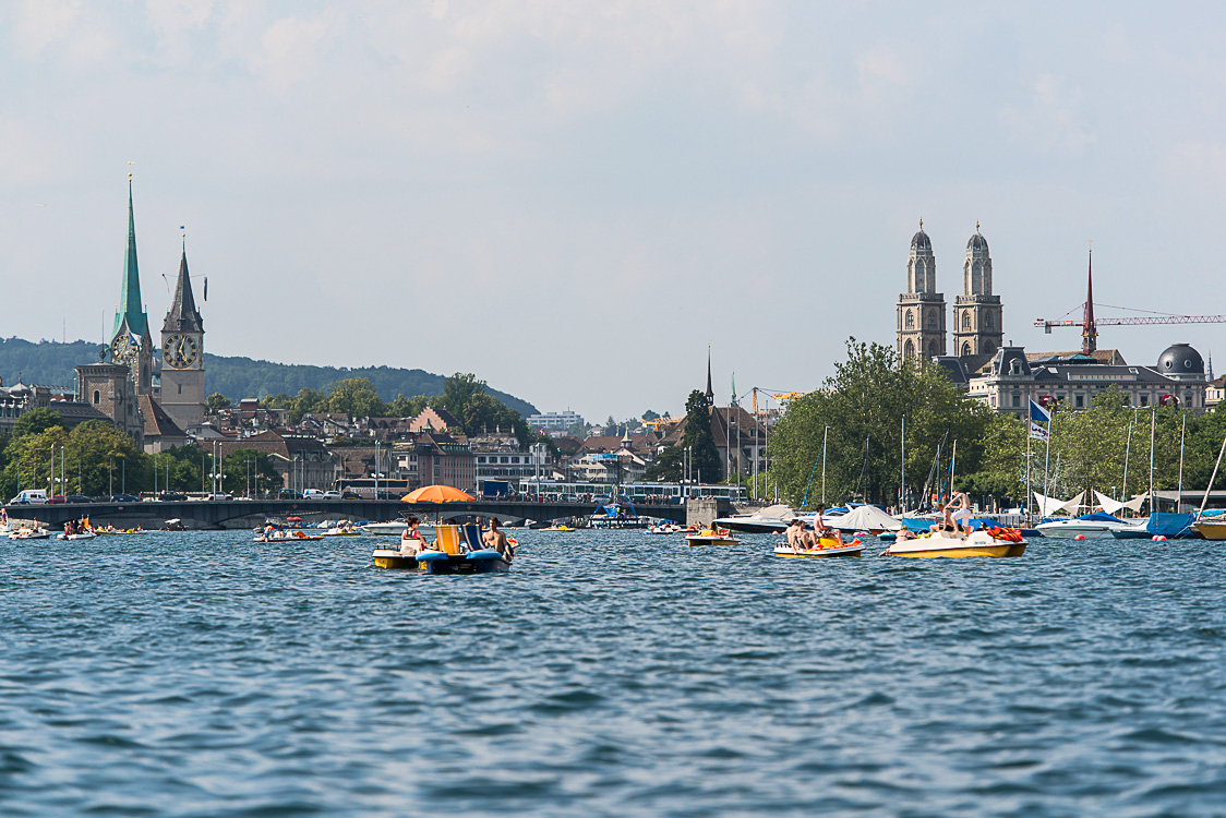 Der Zürichsee mit den Türmen des Grossmünsters – dem Wahrzeichen von Zürich, rechts im Bild. Links die Türme der Fraumünster- und St. Peter- Kirche. Foto c/o Zürich Tourismus, ZT 7800