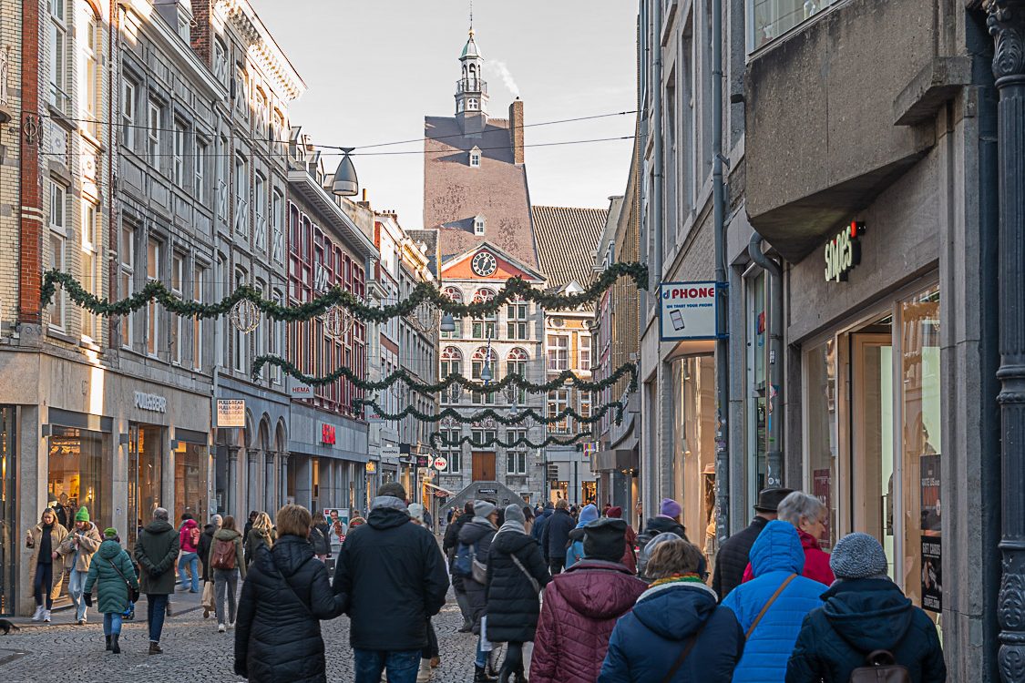 Am Ende der Straße steht  das Dinghius, indem sich heute die Tourismuszentrale befindet. Foto: c/o Volker Ammann