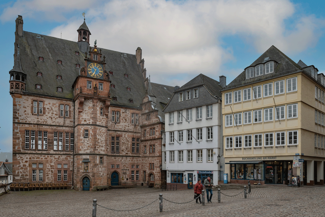 Der Marktplatz mit dem Wahrzeichen Marburgs, dem Rathaus. Foto: c/o Volker Ammann