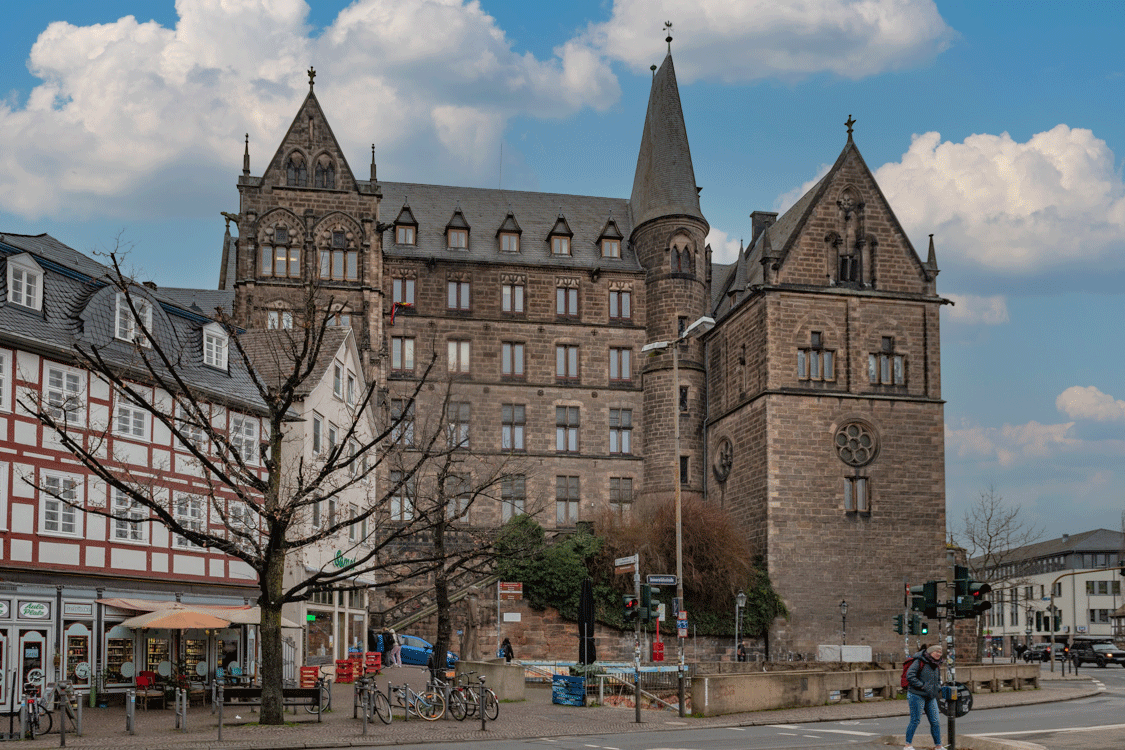 Erinnert stark an die Zauberschule Hogwarts: Die altehrwürdige Universität Marburg. Foto: c/o Volker Ammann