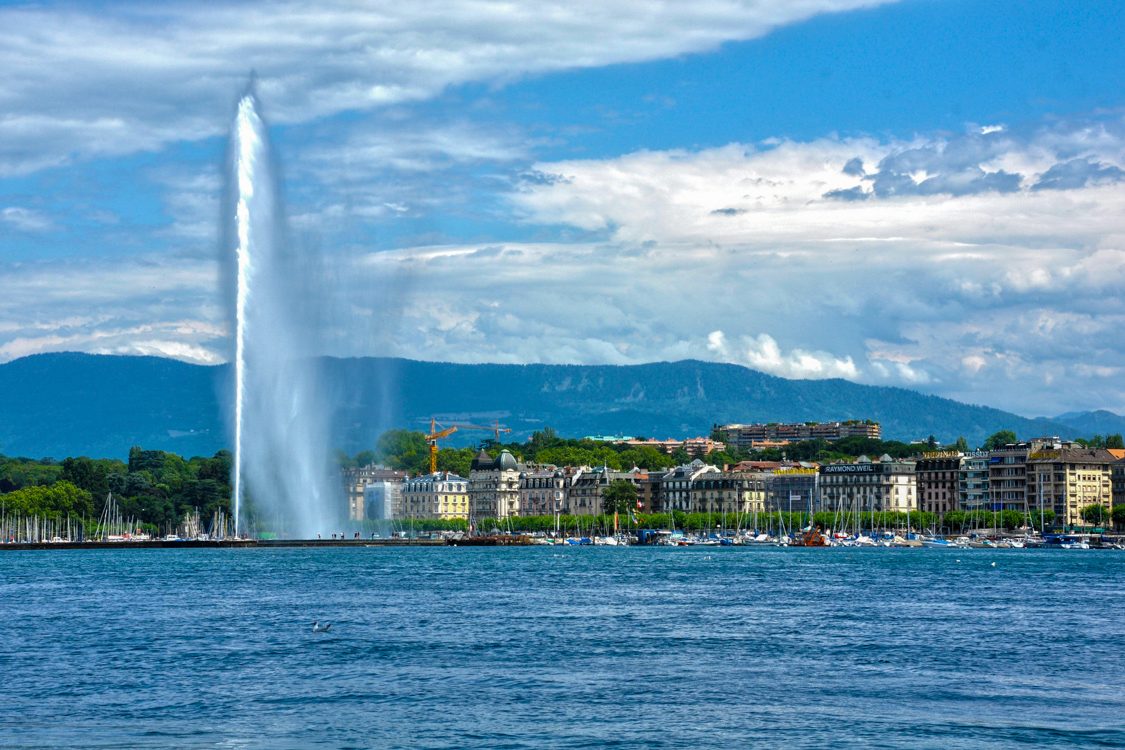 Schon bei der Einfahrt inach Genf sieht man das Wahrzeichen der Stadt im See: Die Fontäne Jet d’Eau, Foto: c/o Pixabay, Luis-Fransisco-Pizarro-Ruiz