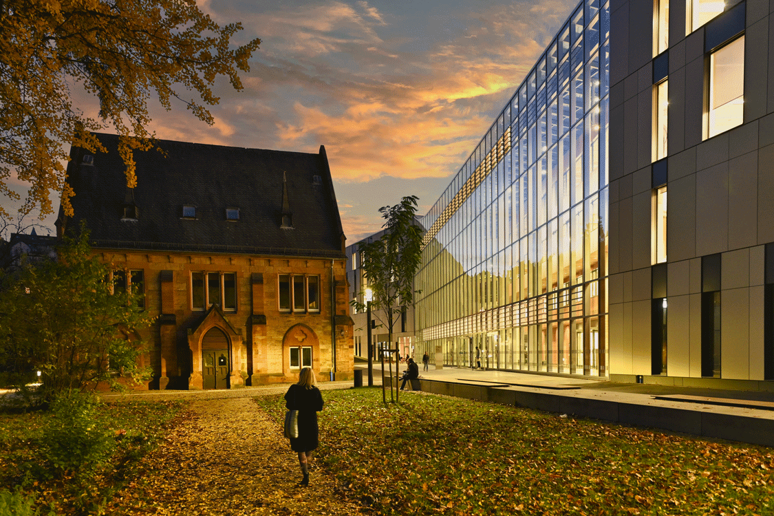 Die Glasfasade der Universitätsbibliothek. Foto: c/o Marburg-Touristik, Georg Kronenberg