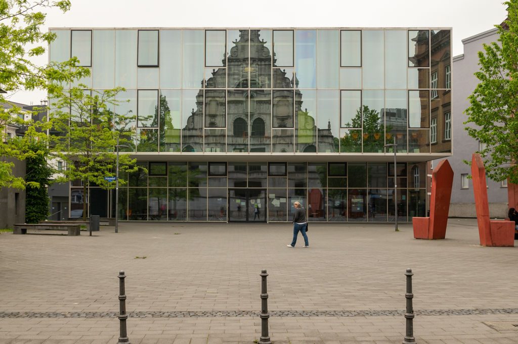 DSC_3415 Fassade der Kirche St. Michael, die sich in der Mensa vom St. Leonhard Gymnasium spiegelt. Foto: c/o Volker Ammann