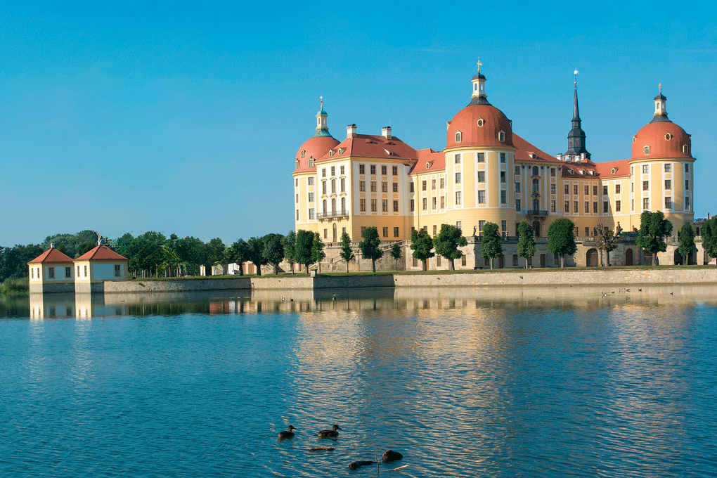 Die Moritzburg bei Dresden. Drehort der meisten Szenen. Foto: ©Walter Kärcher auf Pixabay Die Moritzburg bei Dresden. Drehort der meisten Szenen. Foto: ©Walter Kärcher auf Pixabay