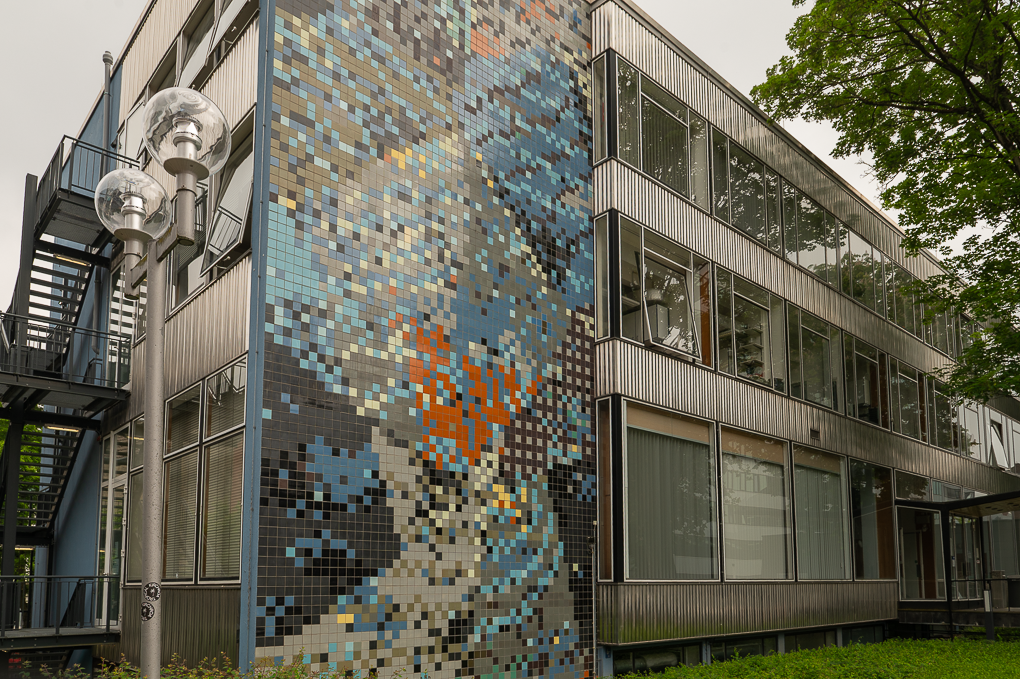 Die interessante Fassade wurde von dem Alsdorfer Künstler Professor Ludwig Schaffrath (1924-2011) entworfen. Foto: ©Volker Ammann Die interessante Fassade wurde von dem Alsdorfer Künstler Professor Ludwig Schaffrath (1924-2011) entworfen. Foto: ©Volker Ammann