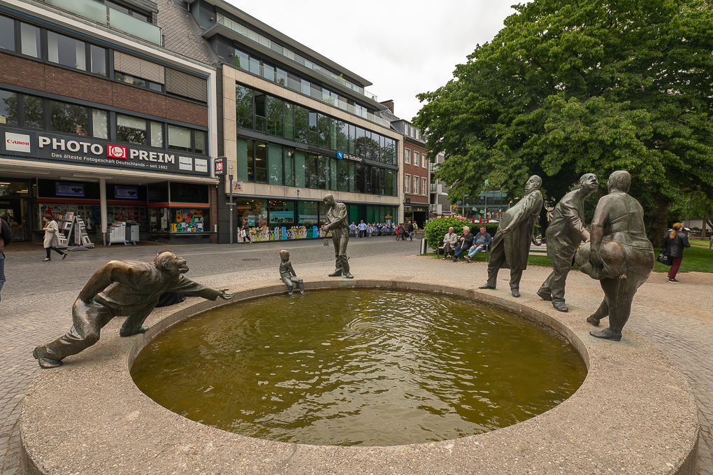 Einer der vielen Aachener Brunnen: "Kreislauf des Geldes“ Foto: ©Volker Ammann Einer der vielen Aachener Brunnen: "Kreislauf des Geldes“ Foto: ©Volker Ammann