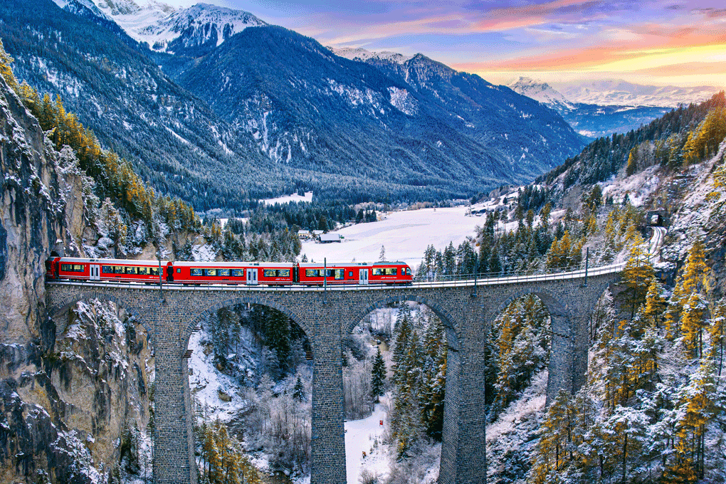 Glacier Express auf der Fahrt von Brig nach St. Moritz. Foto: © AdobeStock, tawatchai1990