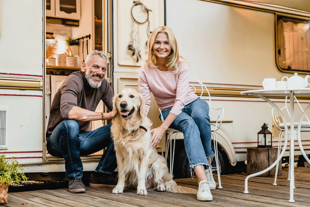 Familie mit Hund. Foto: ©AdobeStock, InsideCreativeHouse Familie mit Hund. Foto: ©AdobeStock, InsideCreativeHouse