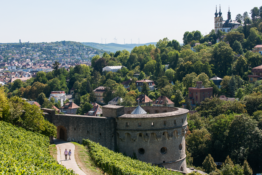 Blick auf den imposanten Maschikuliturm der Festung Marienberg und das Käppele – Meisterwerke von Balthasar Neumann.. Foto: ©CTW Florian Trykowski Blick auf den imposanten Maschikuliturm der Festung Marienberg und das Käppele – Meisterwerke von Balthasar Neumann.. Foto: ©CTW Florian Trykowski