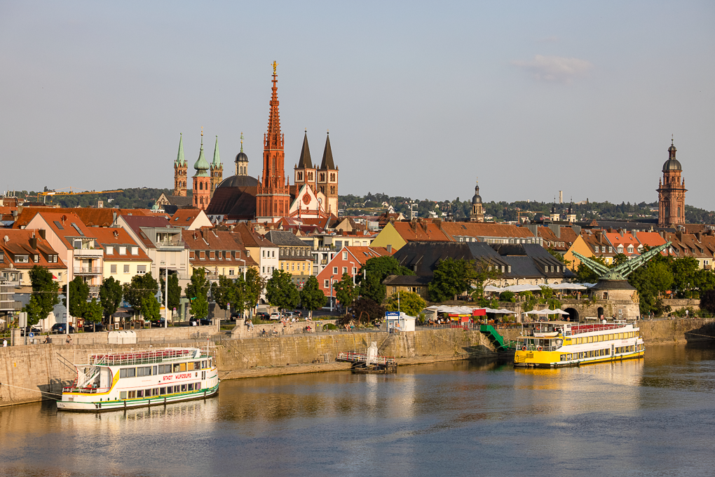 Panoramablick auf die Türme Würzburgs am Main mit Ausflugsschiffen im Abendlicht. Foto: © CTW, Holger Leue Panoramablick auf die Türme Würzburgs am Main mit Ausflugsschiffen im Abendlicht. Foto: © CTW, Holger Leue